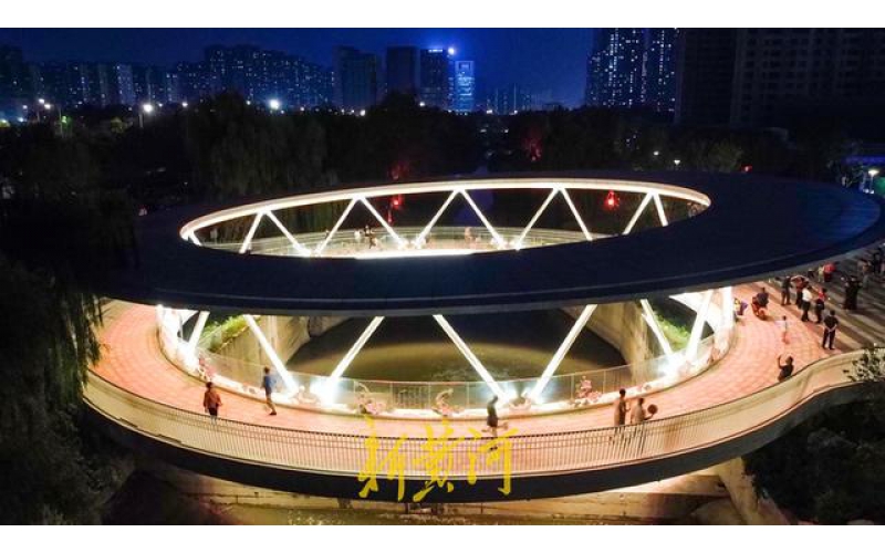 山東濟南云影橋夜晚變幻五彩水簾，成為臘山河夜景的璀璨亮點